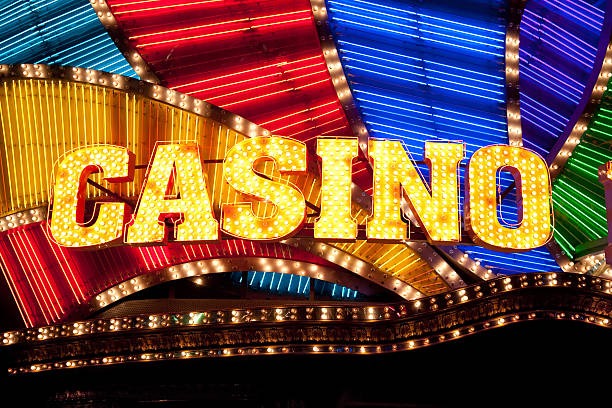 Live roulette table with dealer spinning wheel and players placing bets on gopek 178